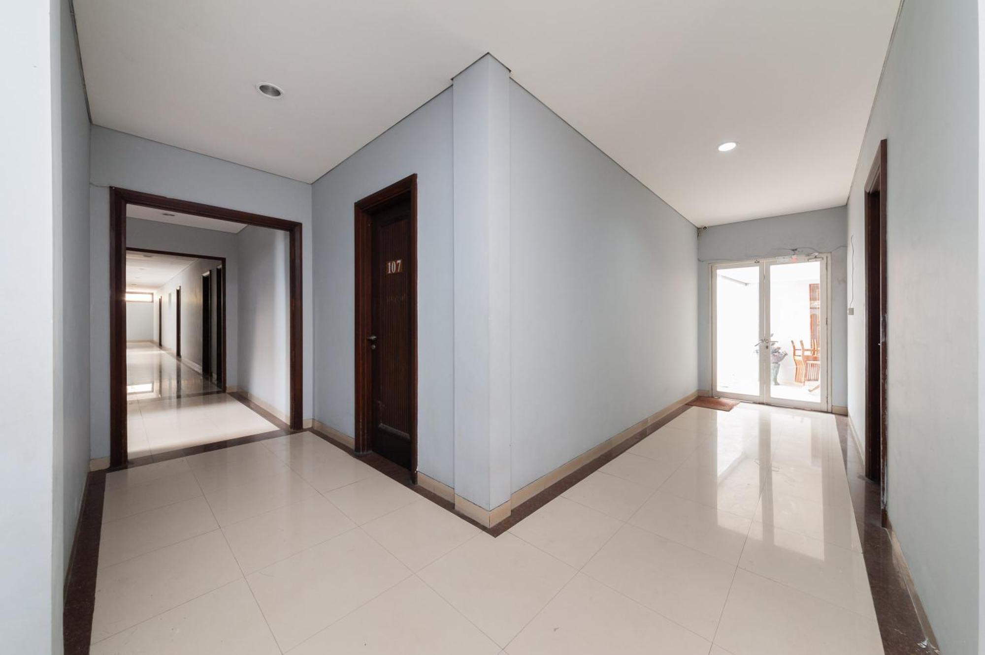 Reddoorz Plus Near Kelapa Dua Kebon Jeruk Jakarta Exterior foto