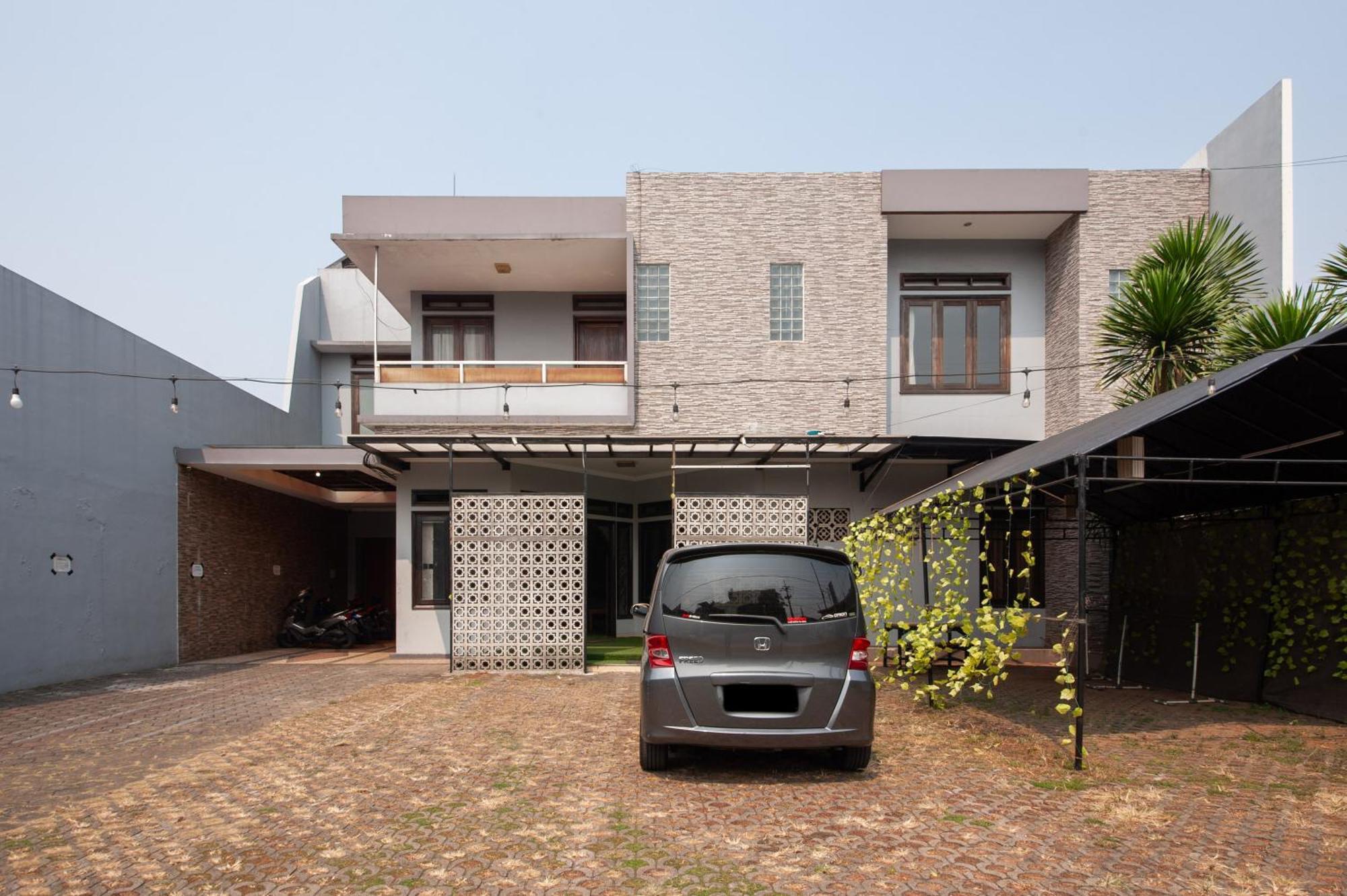 Reddoorz Plus Near Kelapa Dua Kebon Jeruk Jakarta Exterior foto