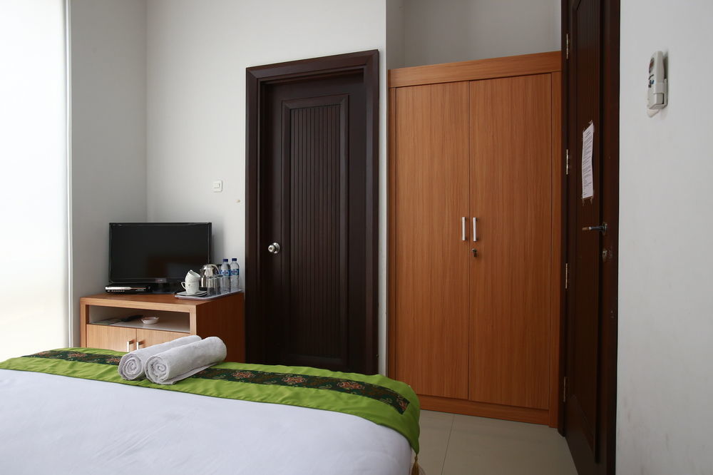 Reddoorz Plus Near Kelapa Dua Kebon Jeruk Jakarta Exterior foto