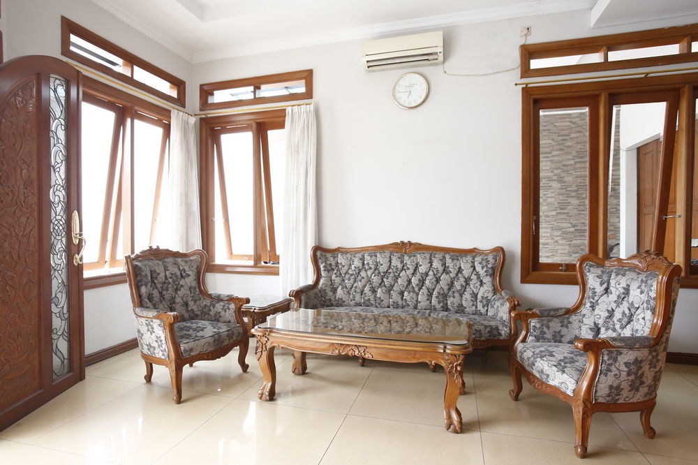 Reddoorz Plus Near Kelapa Dua Kebon Jeruk Jakarta Exterior foto