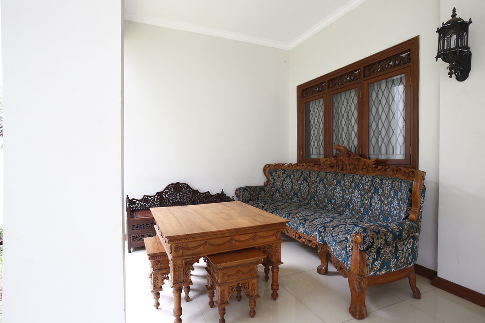 Reddoorz Plus Near Kelapa Dua Kebon Jeruk Jakarta Exterior foto