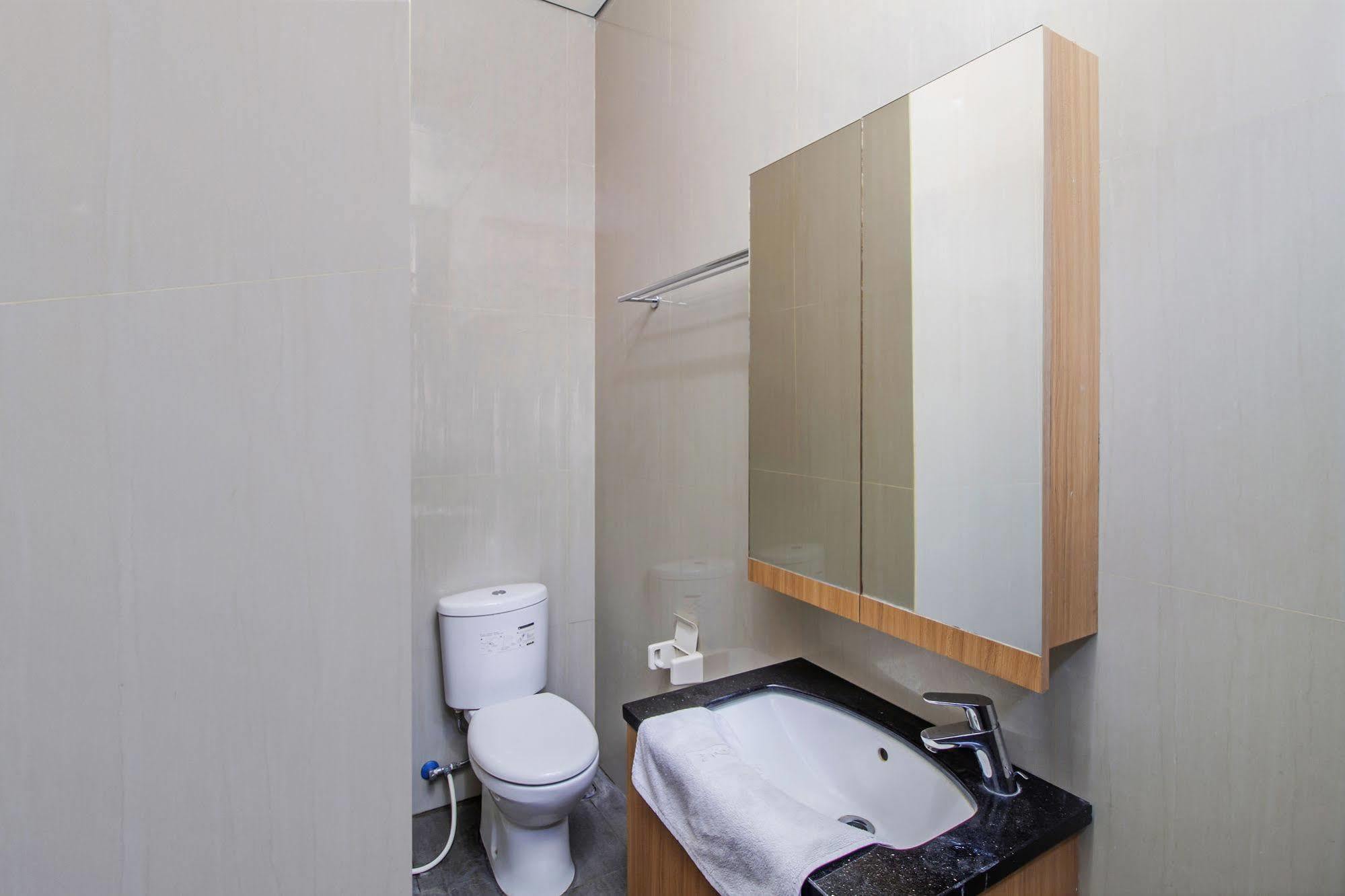 Reddoorz Plus Near Kelapa Dua Kebon Jeruk Jakarta Exterior foto