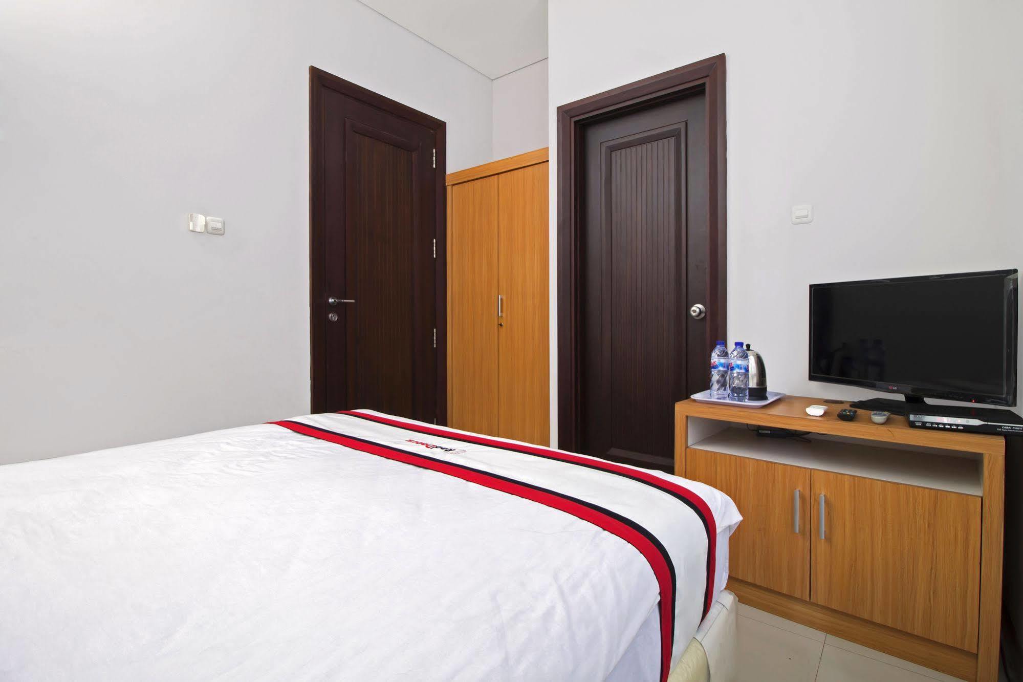 Reddoorz Plus Near Kelapa Dua Kebon Jeruk Jakarta Exterior foto