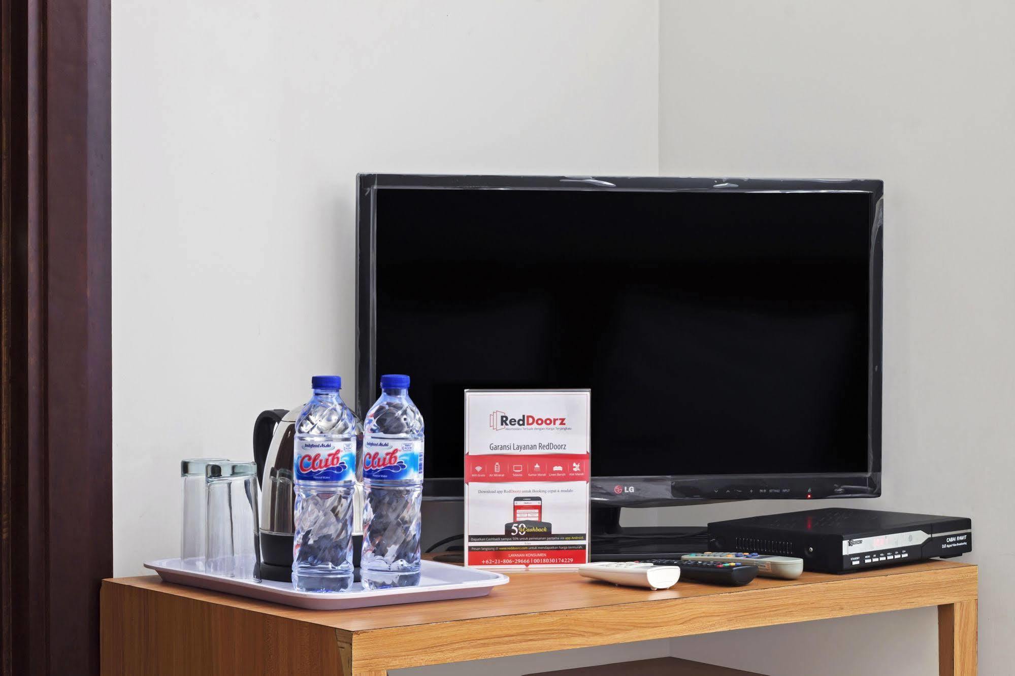 Reddoorz Plus Near Kelapa Dua Kebon Jeruk Jakarta Exterior foto