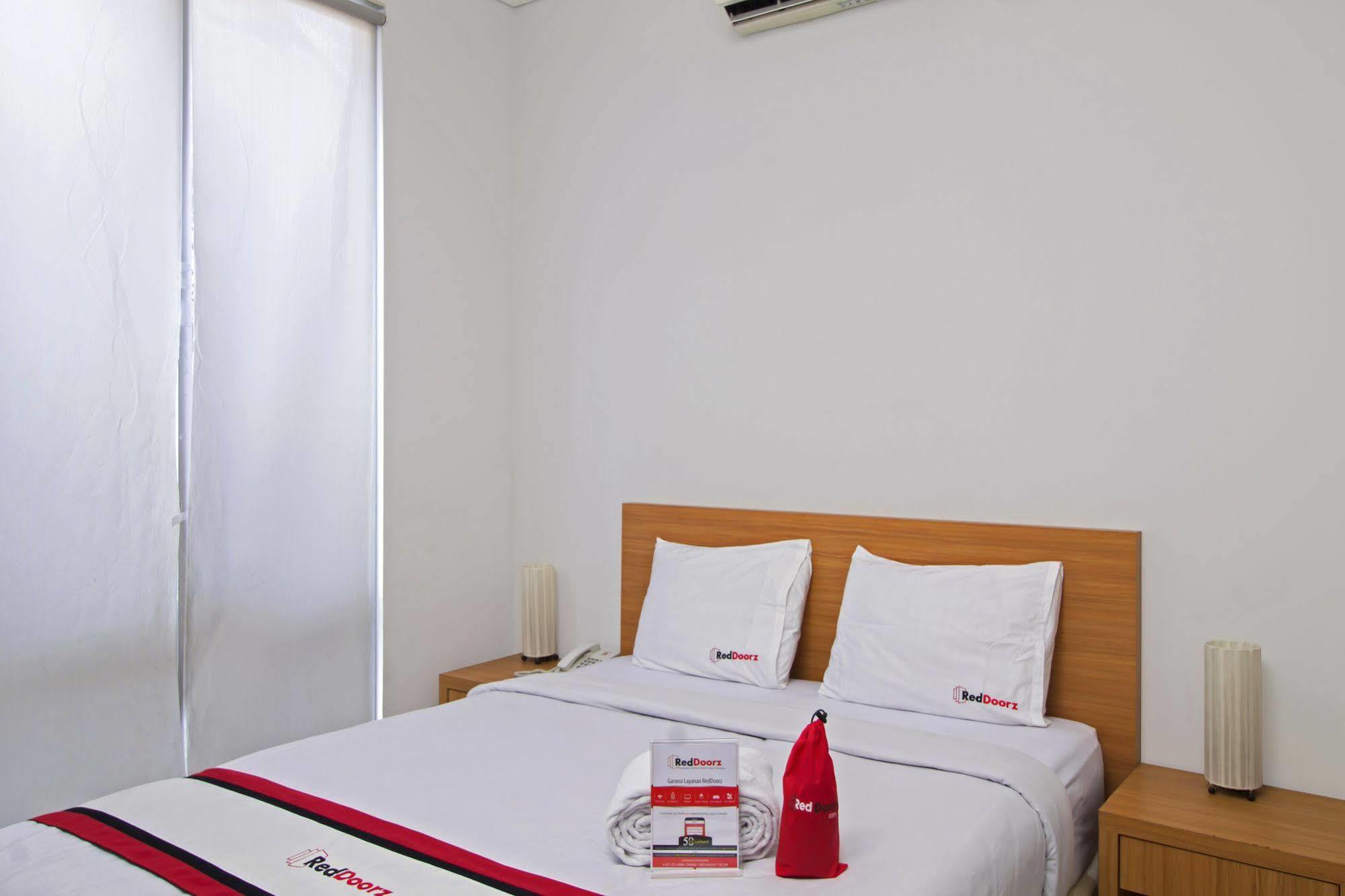 Reddoorz Plus Near Kelapa Dua Kebon Jeruk Jakarta Exterior foto