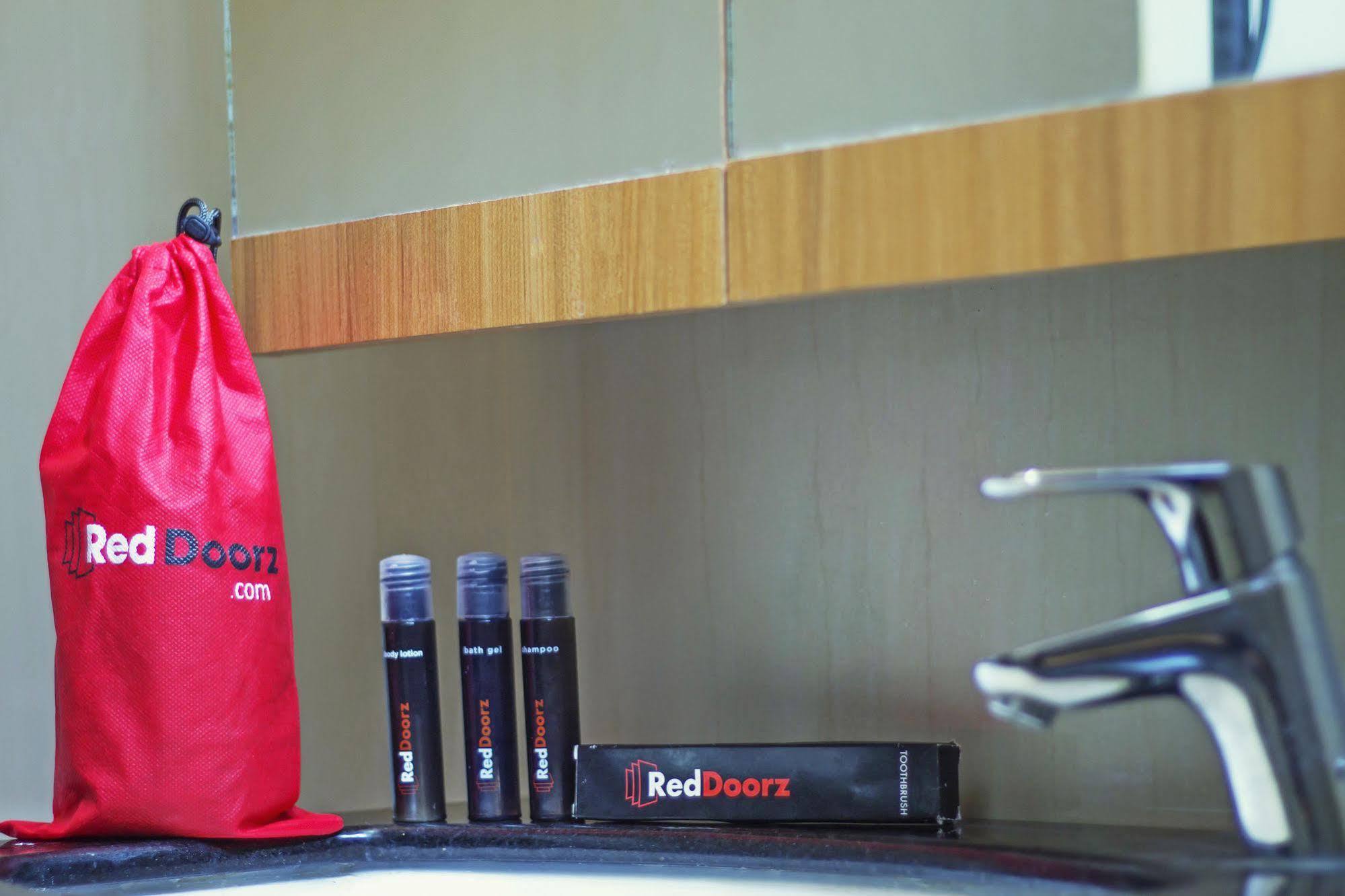 Reddoorz Plus Near Kelapa Dua Kebon Jeruk Jakarta Exterior foto